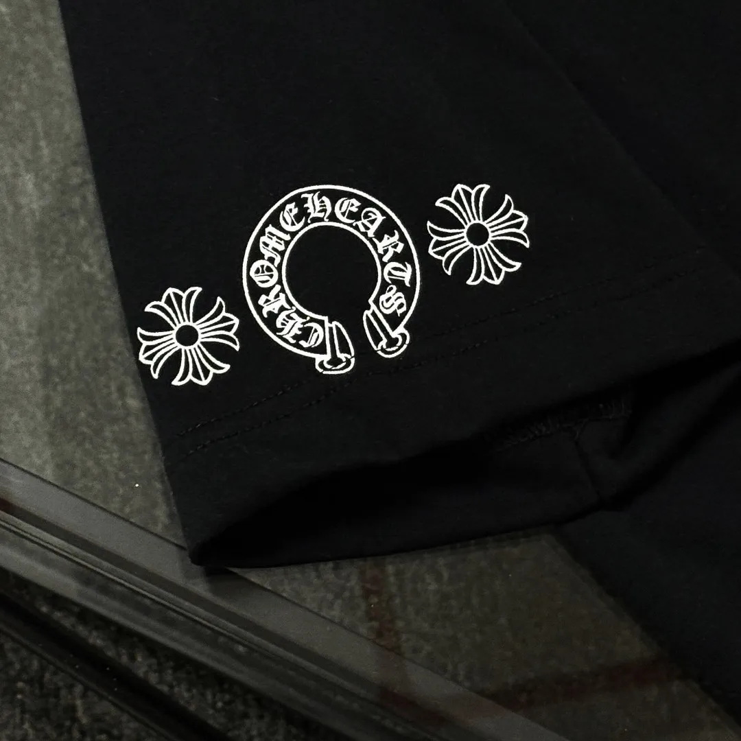 P180 Chrome Hearts Chrome Hearts 25 high version. The fabric is made of 300 grams of high-density cotton. It does not deform or shrink. It has three labels. It is the same style for men and women. Technology: Digital printing. Color: White. Black. SIZE: S-XL.